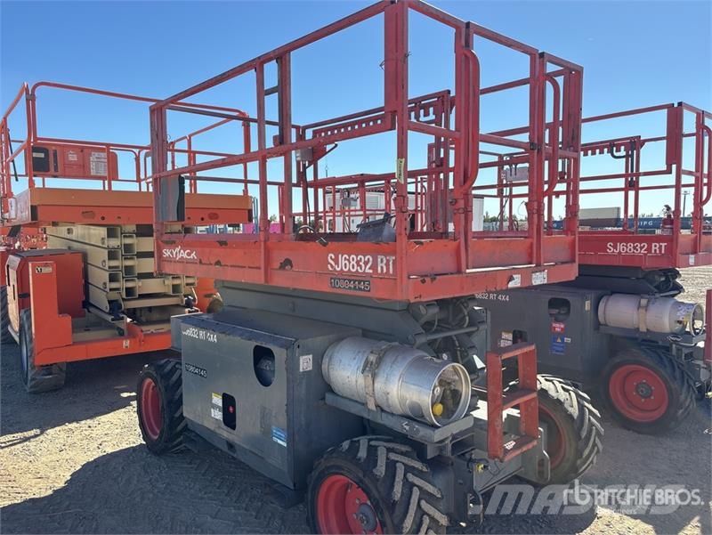 SkyJack SJ6832 RT Scissor lifts