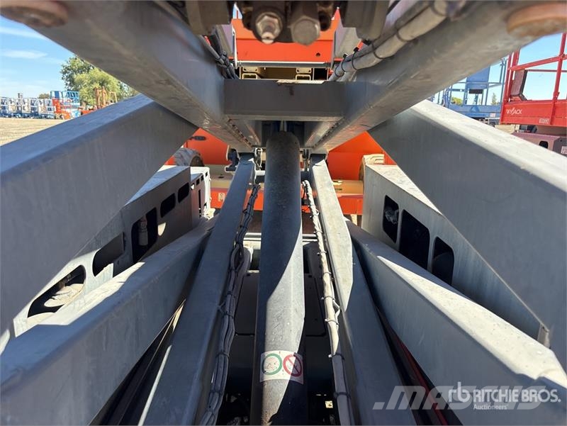 SkyJack SJ6832 RT Scissor lifts