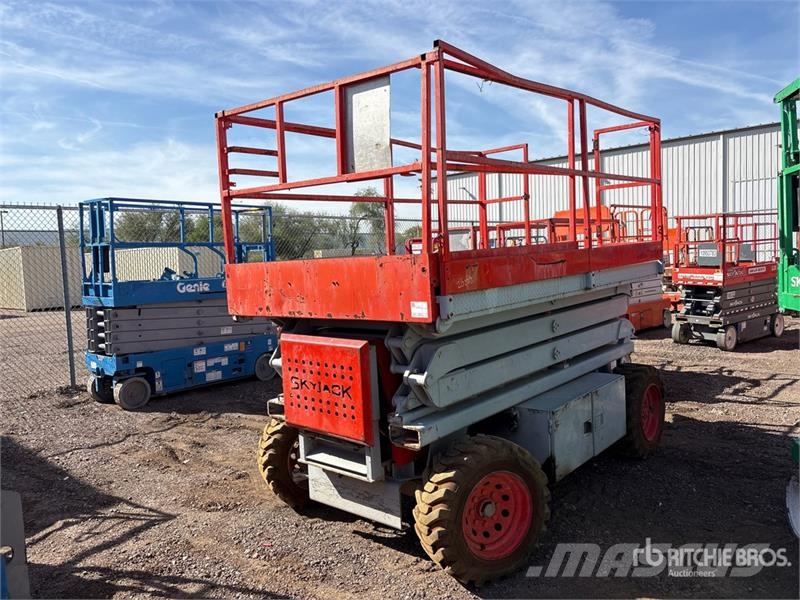 SkyJack SJ7027 RT Scissor lifts