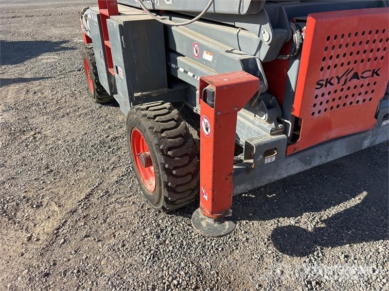 SkyJack SJ8841 RT Ollós emelők