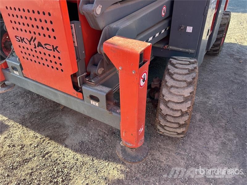 SkyJack SJ8841 RT Šķerveida pacēlāji