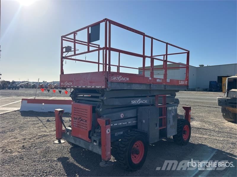 SkyJack SJ8841 RT Ollós emelők