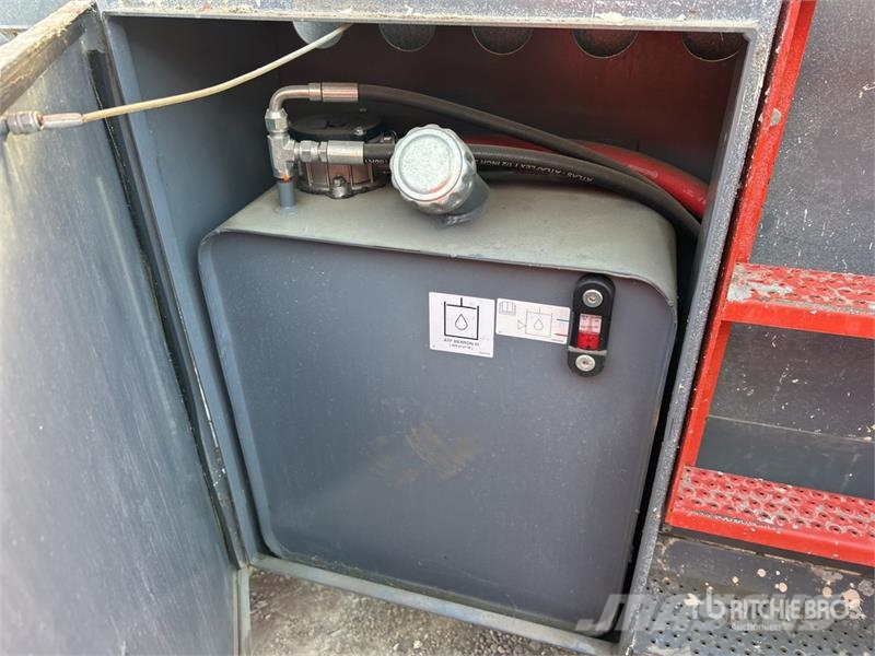 SkyJack SJ8841 RT Šķerveida pacēlāji