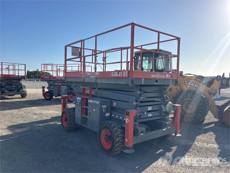 SkyJack SJ8841 RT Šķerveida pacēlāji