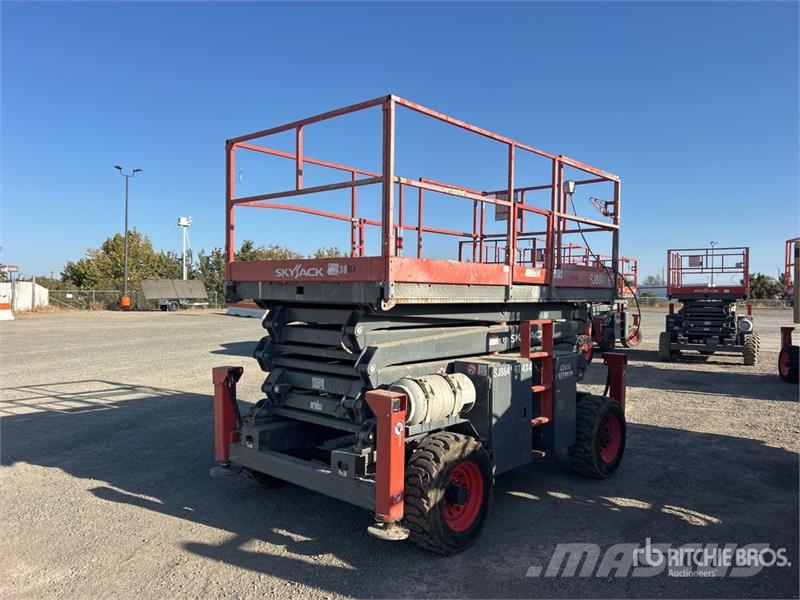 SkyJack SJ8841 RT Šķerveida pacēlāji