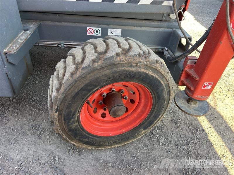 SkyJack SJ8841 RT Šķerveida pacēlāji