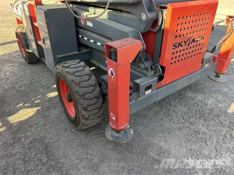 SkyJack SJ8841 RT Šķerveida pacēlāji