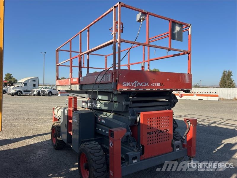 SkyJack SJ8841 RT Šķerveida pacēlāji