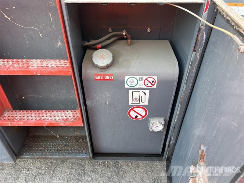 SkyJack SJ8841 RT Šķerveida pacēlāji