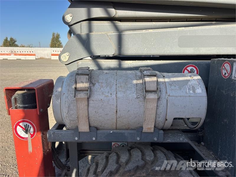 SkyJack SJ8841 RT Šķerveida pacēlāji