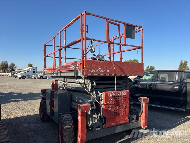 SkyJack SJ8841 RT Šķerveida pacēlāji