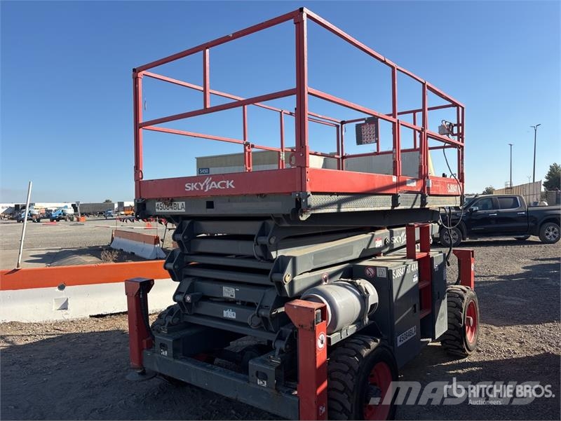 SkyJack SJ8841 RT 4x4 Dual Fuel Scissor Lift Platforme foarfeca