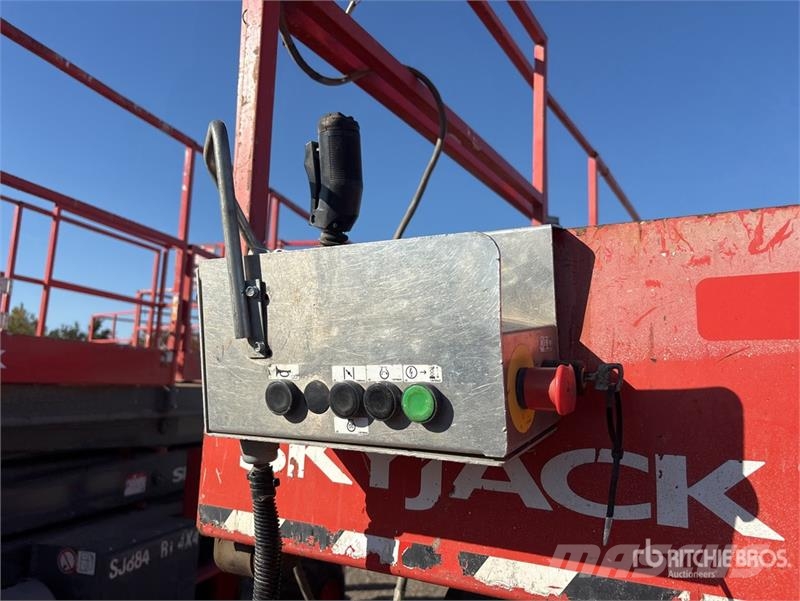 SkyJack SJ8841RT 4x4 Dual Fuel Scissor Lift Scissor lifts