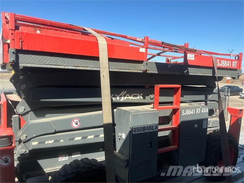 SkyJack SJ8841RT 4x4 Dual Fuel Scissor Lift Škaraste platforme