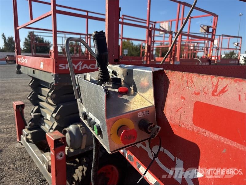 SkyJack SJ8841RT 4x4 Dual Fuel Scissor Lift Scissor lifts
