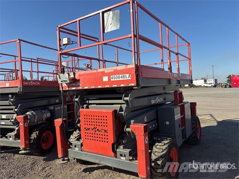 SkyJack SJ8841RT 4x4 Dual Fuel Scissor Lift Scissor lifts
