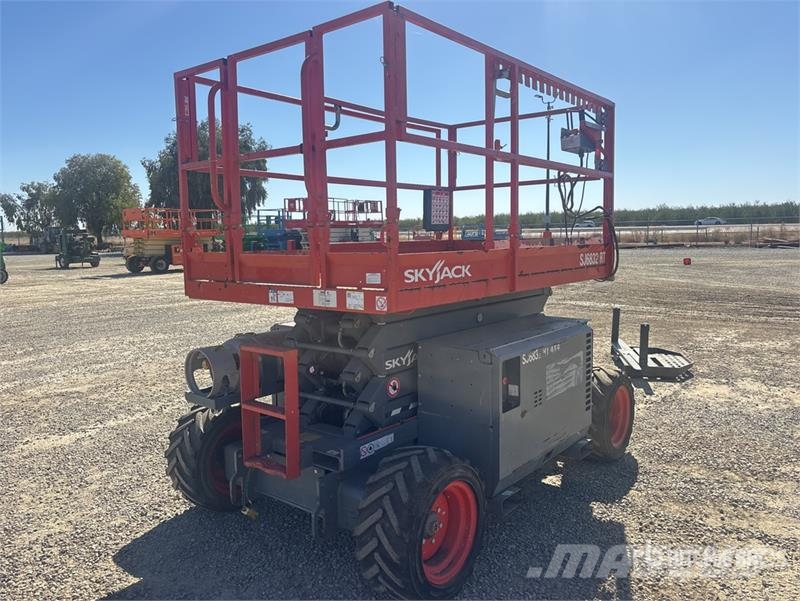 SkyJack SJ8841RT 4x4 Dual Fuel Scissor Lift رافعات مقصية الشكل