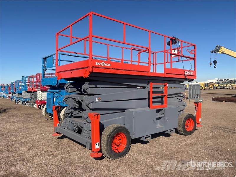 SkyJack SJ9250 RT 4x4 Dual Fuel Scissor Lift Scheren-Arbeitsbühnen
