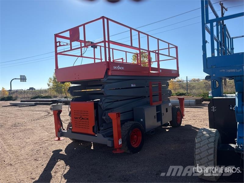 SkyJack SJ9250 RT 4x4 Dual Fuel Scissor Lift Scheren-Arbeitsbühnen