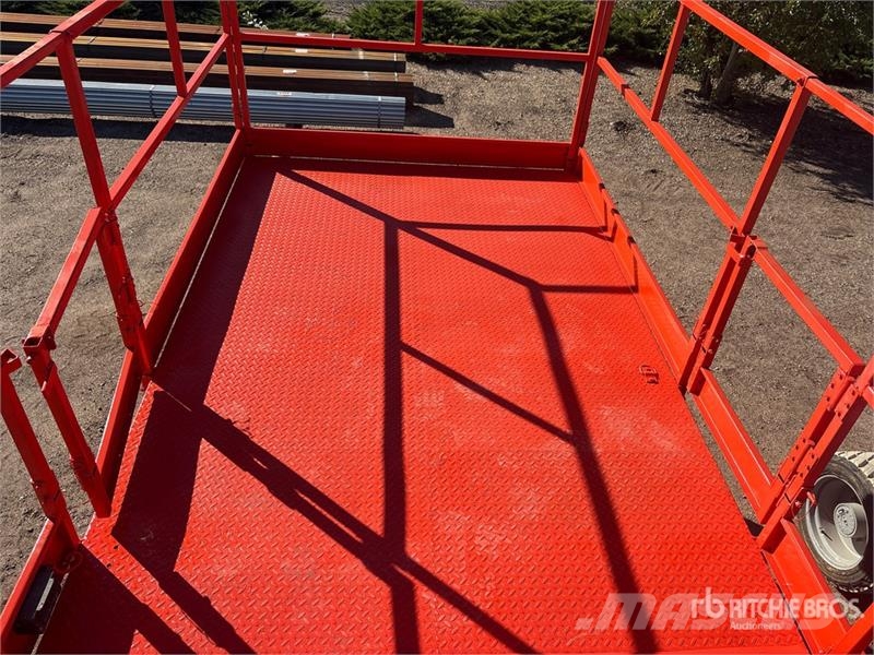 SkyJack SJ9250RT 4x4 Dual Fuel Scissor Lift Käärtõstukid