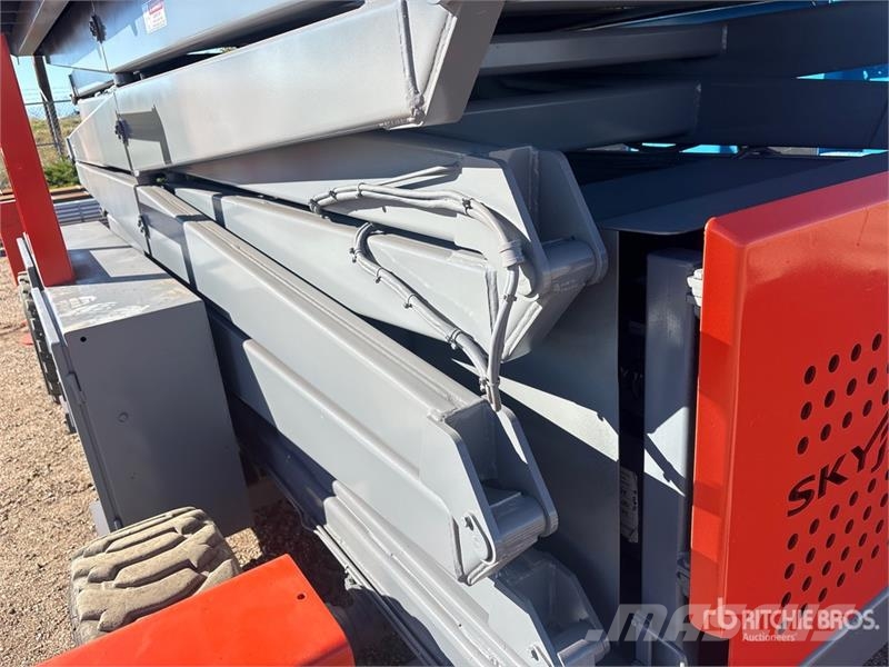 SkyJack SJ9250RT 4x4 Dual Fuel Scissor Lift Käärtõstukid