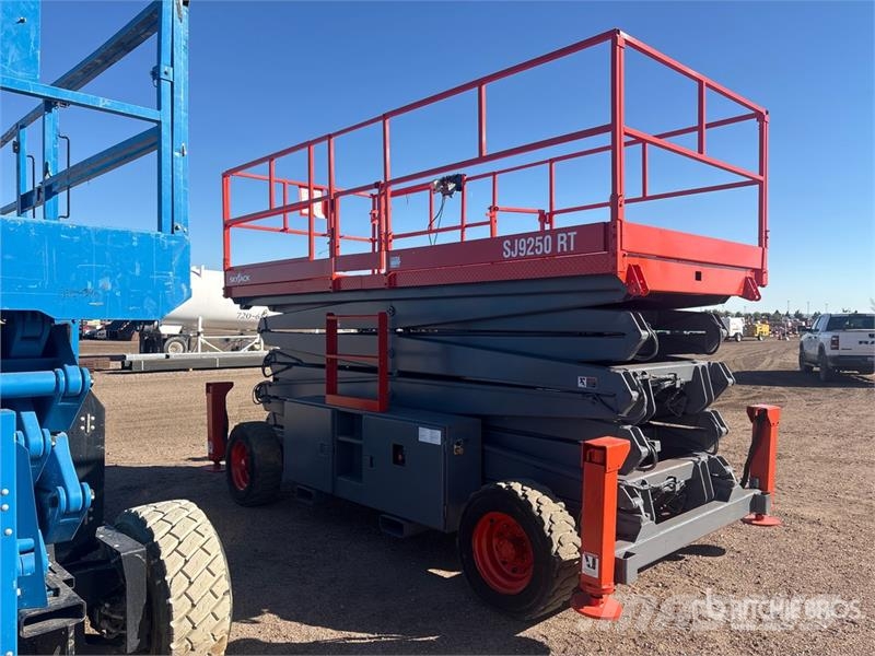SkyJack SJ9250RT 4x4 Dual Fuel Scissor Lift Käärtõstukid