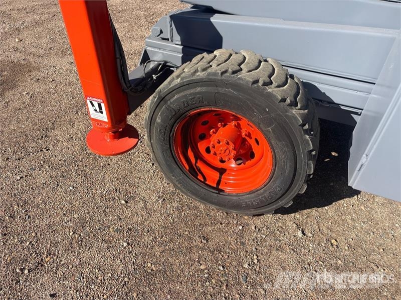 SkyJack SJ9250RT 4x4 Dual Fuel Scissor Lift Käärtõstukid