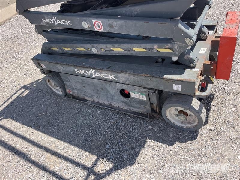 SkyJack SJIII-3219 Electric Scissor Lift Scissor lifts