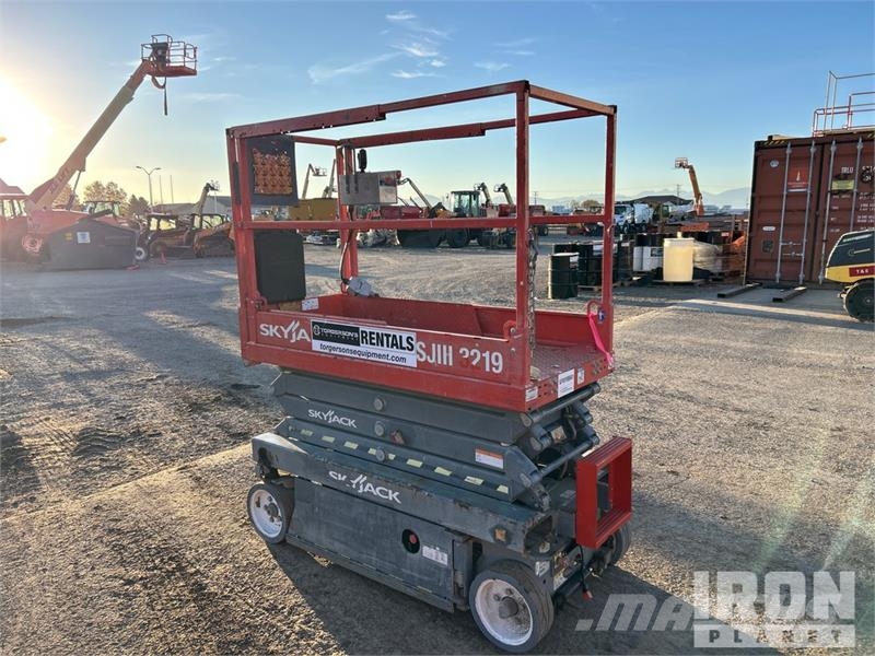 SkyJack SJIII-3219 Electric Scissor Lift Scissor lifts