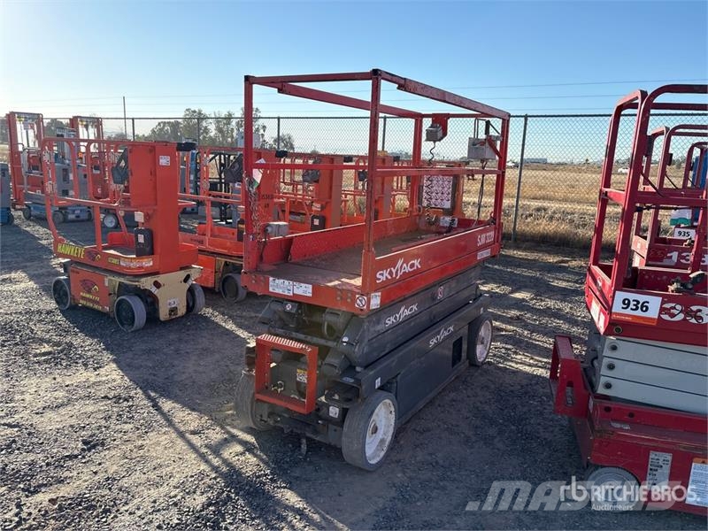 SkyJack SJIII 3220 Electric Scissor Lift Scissor lifts