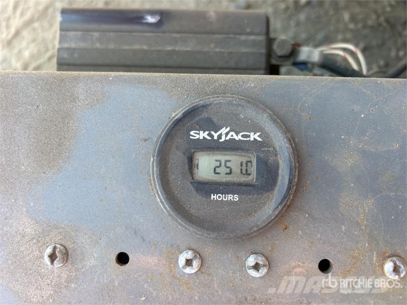 SkyJack SJIII 3220 Electric Scissor Lift Ollós emelők