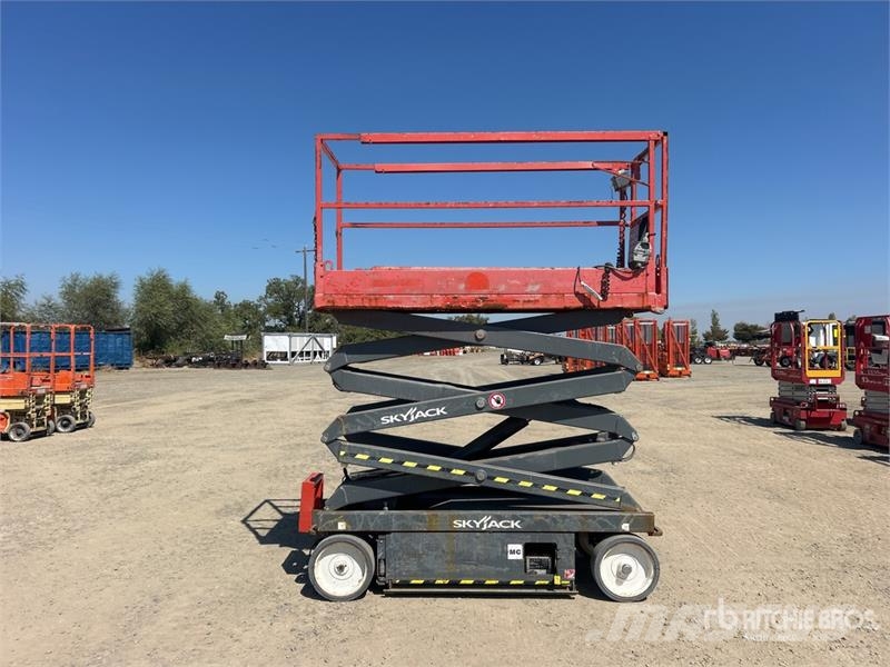 SkyJack SJIII 3220 Electric Scissor Lift Ollós emelők