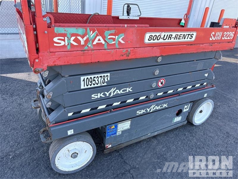 SkyJack SJIII-3226 Electric Scissor Lift 剪叉式升降机