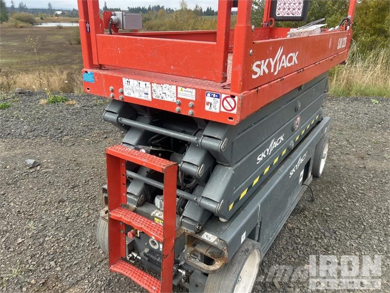 SkyJack SJIII 3226 Electric Scissor Lift 剪叉式升降机