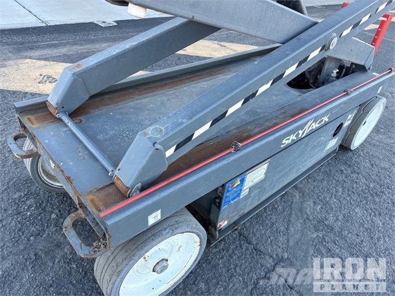 SkyJack SJIII-3226 Electric Scissor Lift 剪叉式升降机