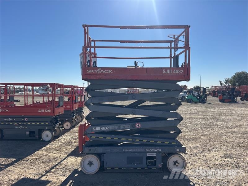 SkyJack SJIII 4632 Electric Scissor Lift Scissor lifts
