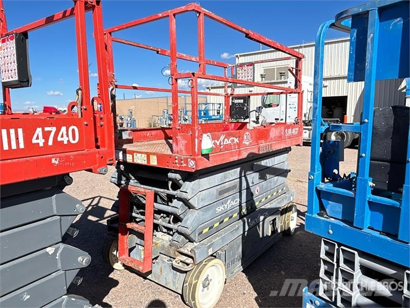 SkyJack SJIII 4632 Electric Scissor Lift Scissor lifts
