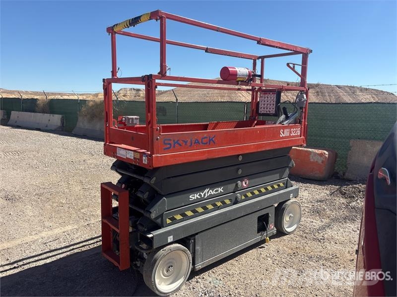 SkyJack SJIII3226 Electric Scissor Lift Scissor lifts