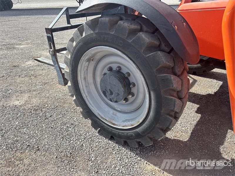 SkyTrak TL8042 Telehandler Telescopic handlers