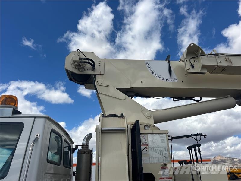 Sterling 800D 46000 lb Straight Boom on Sterling L7500 6x4  Caminhões guindaste