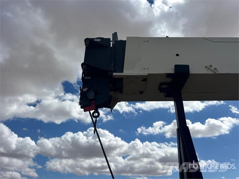 Sterling 800D 46000 lb Straight Boom on Sterling L7500 6x4  Caminhões guindaste
