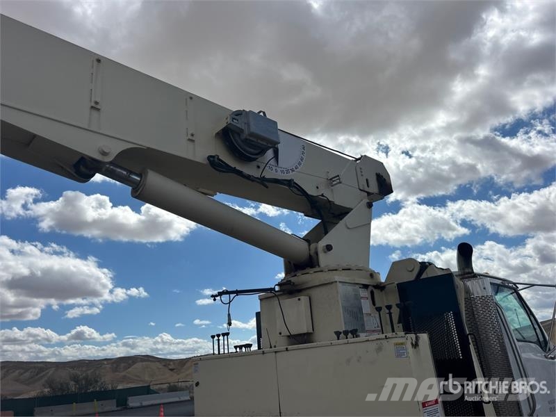 Sterling 800D 46000 lb Straight Boom on Sterling L7500 6x4  Caminhões guindaste