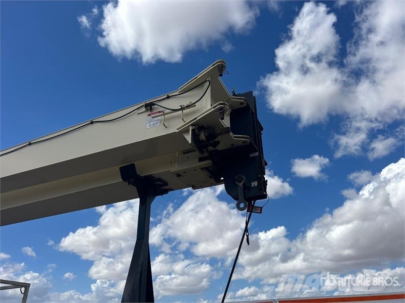 Sterling 800D 46000 lb Straight Boom on Sterling L7500 6x4  Caminhões guindaste