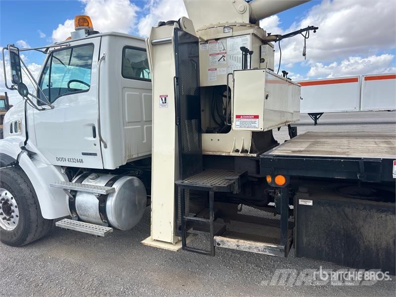 Sterling 800D 46000 lb Straight Boom on Sterling L7500 6x4  Caminhões guindaste
