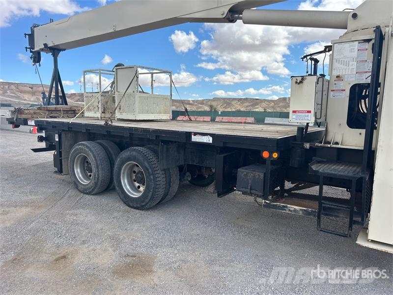 Sterling 800D 46000 lb Straight Boom on Sterling L7500 6x4  Caminhões guindaste