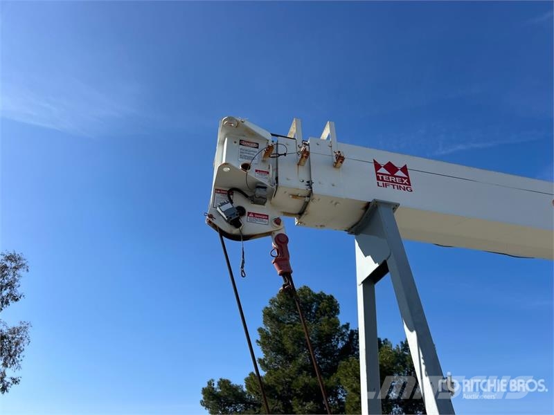 Sterling BT3063 30000 lb Straight Boom on Sterling L7500 4x Kamioni sa kranom