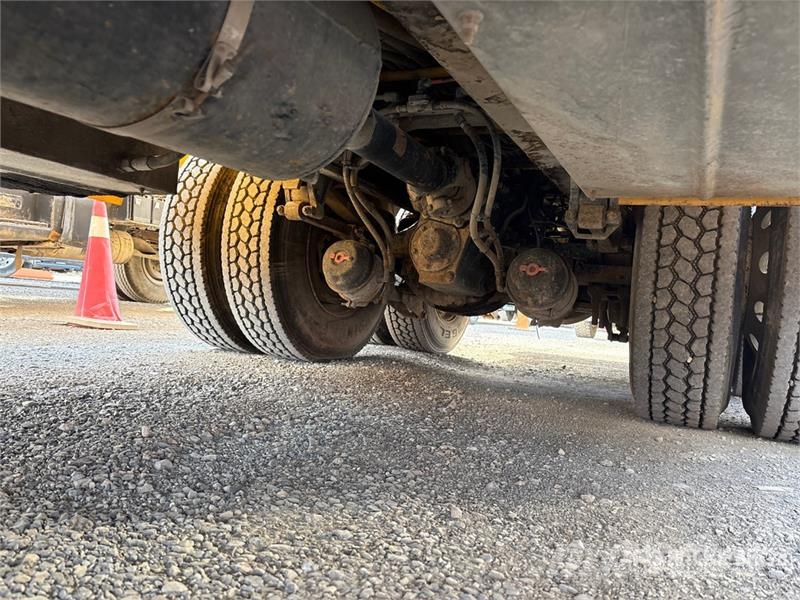 Sterling L9500 6x4 Fuel and Lube Truck Kamioni cisterne