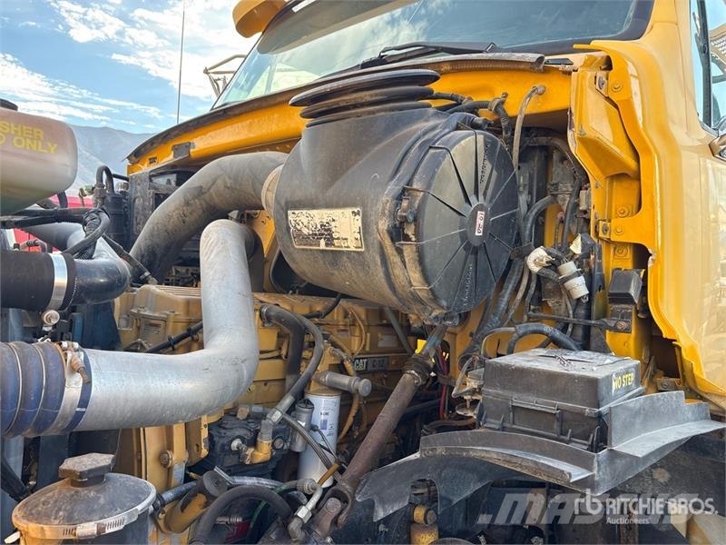 Sterling L9500 6x4 Fuel and Lube Truck Kamioni cisterne