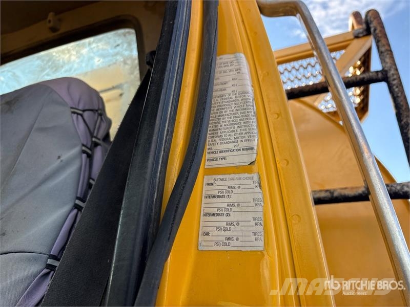 Sterling L9500 6x4 T/A Fuel and Lube Truck Cysterna
