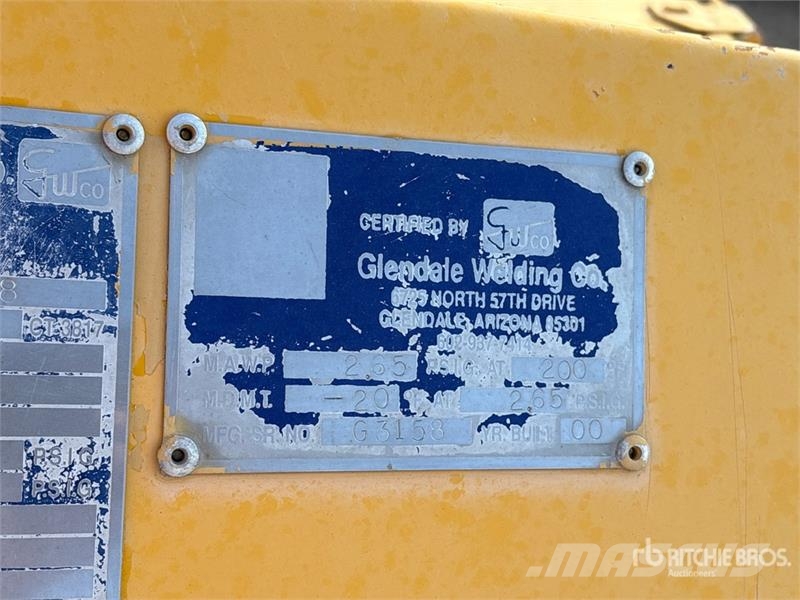 Sterling L9500 6x4 T/A Fuel and Lube Truck Cysterna